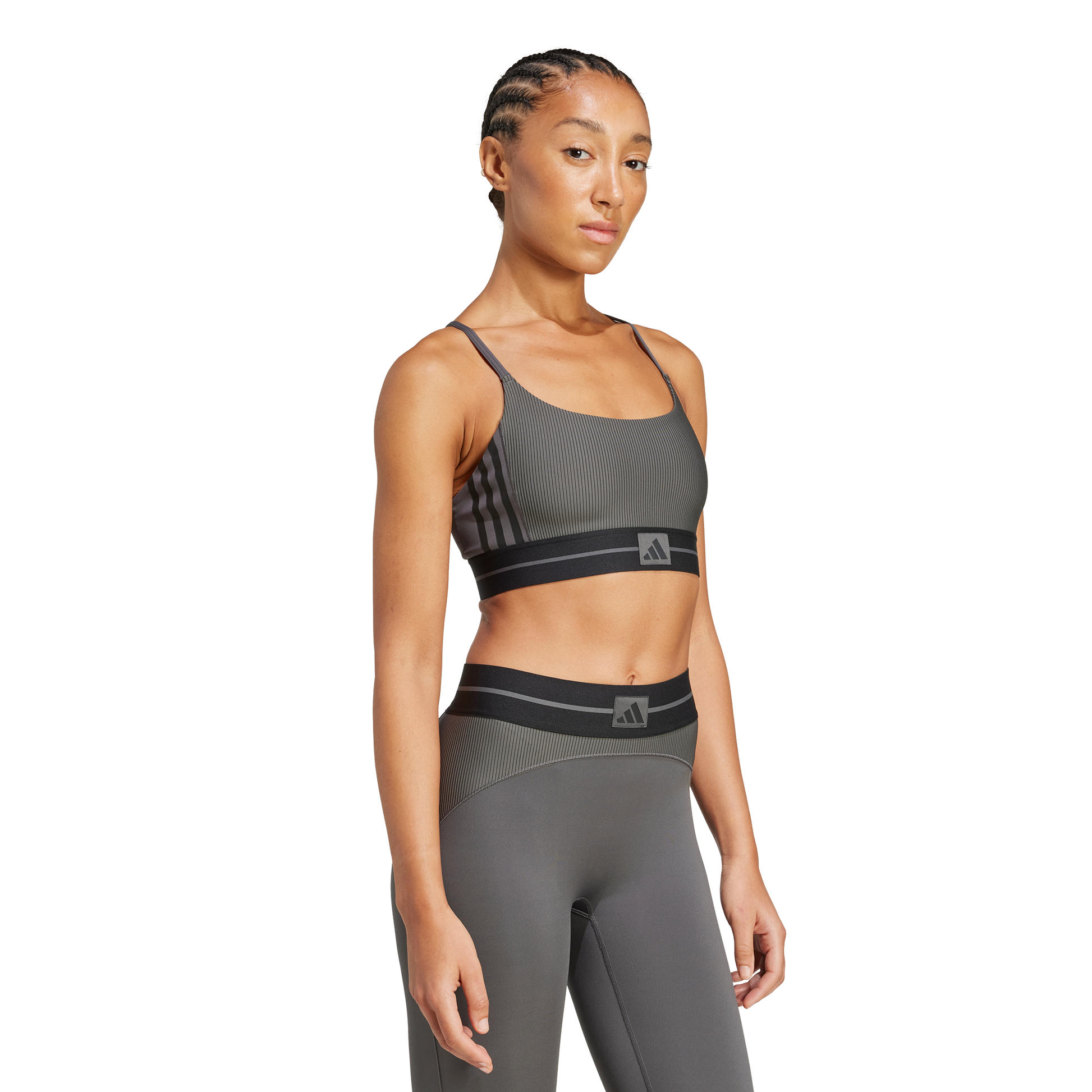 גוזיית ספורט - נשים