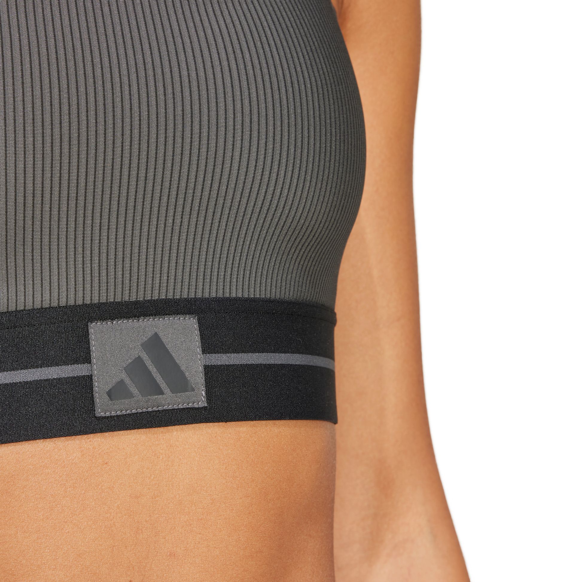 גוזיית ספורט - נשים