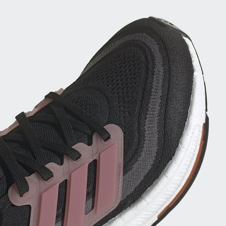 נעלי ריצה מקצועיות ULTRABOOST LIGHT נשים - שחור / ורוד