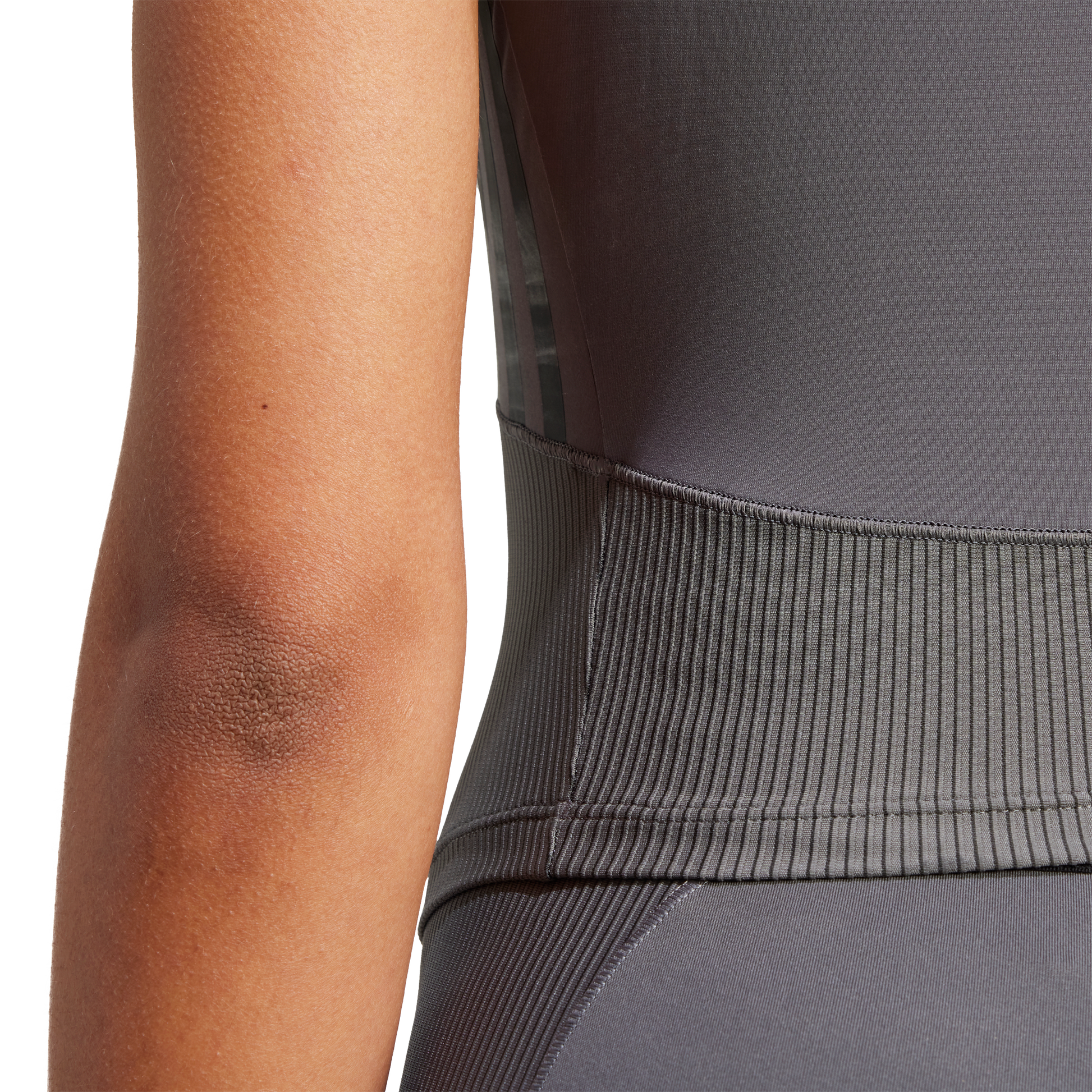 חולצת ספורט קצרה - נשים