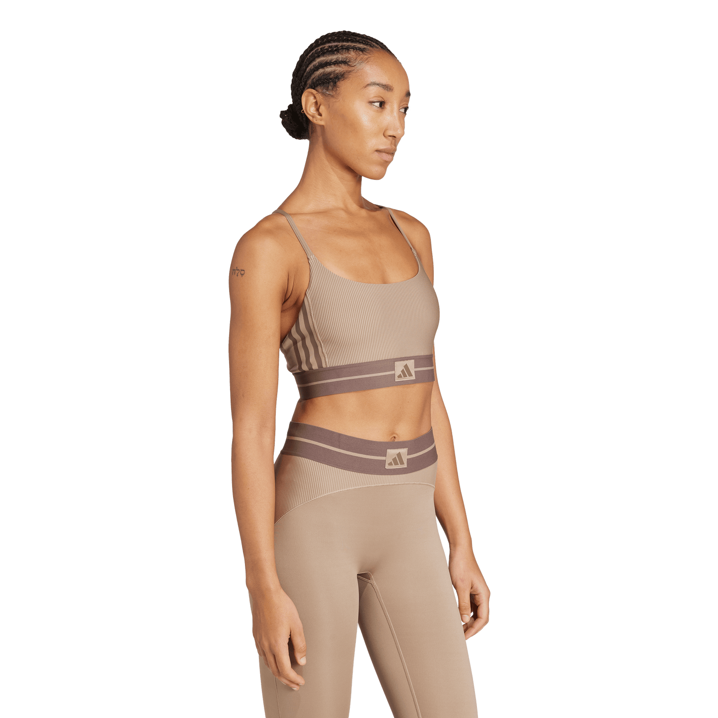 גוזיית ספורט - נשים